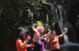 4名游客在四川九寨沟景区赤脚踩水 被行政处罚并书面道歉