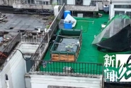 上海一居民楼顶惊现巨大鱼缸！近2.5吨！城管：没法规可禁止……最新通报→