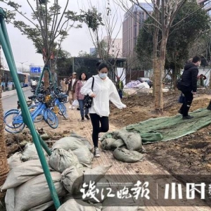 记者帮｜场面有点壮观又有点心酸，杭州这里爬坡翻墙上下班，啥时能有条好点的路？