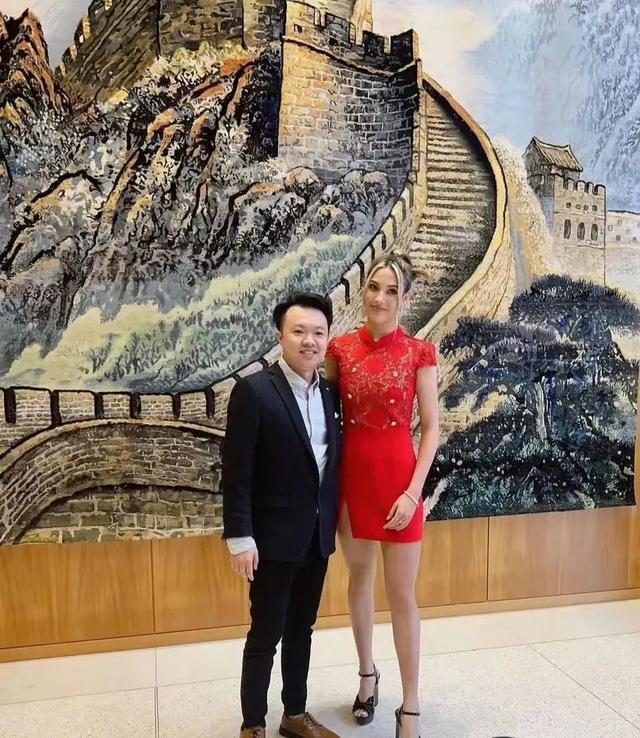 谷爱凌真为中国人争光，穿大红旗袍在纽约演讲，热烈东方美太诱人